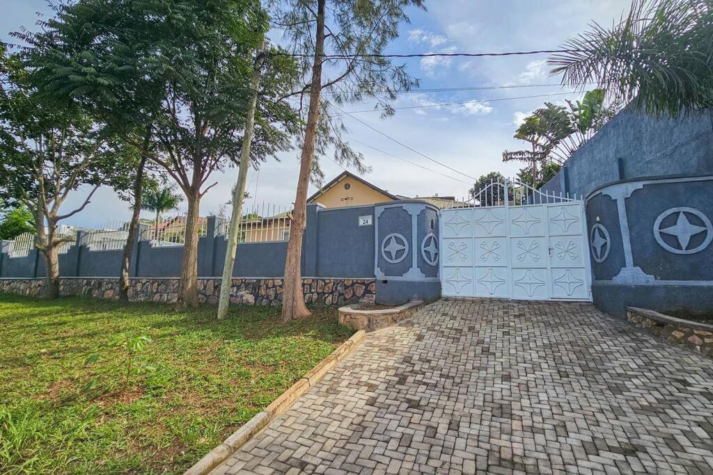 Complete 4-Bedroom House Facing Kigali Golf Course Exteriér fotografie